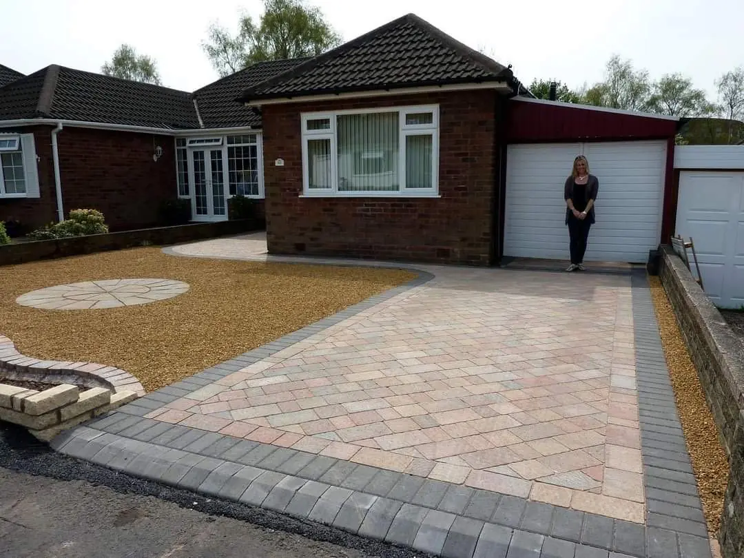 Gravel driveway divided by block paved bands with a circular centre feature