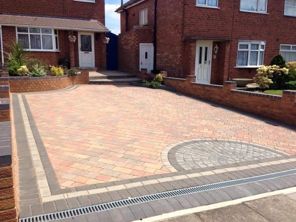 Block paved driveway with contrasting circular centre detail